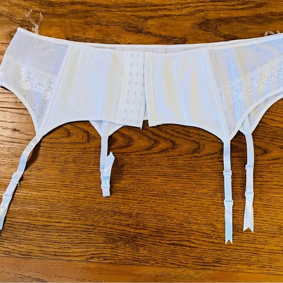 Chic‎ White Lace Garter Belt - Picture 5 of 9